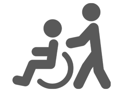 葬儀屋さんのゆいまーるが府中市でバリアフリー斎場へ車椅子の遺族を案内している