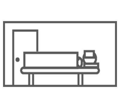 病室の安置台に遺影と花を静かに並べる府中市の葬儀屋さんのゆいまーるの場面