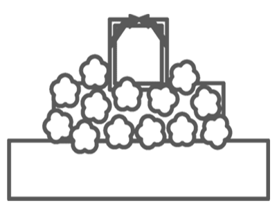 葬儀屋さんのゆいまーるが府中市で家族葬の祭壇に花を飾るシンプルな祭壇図