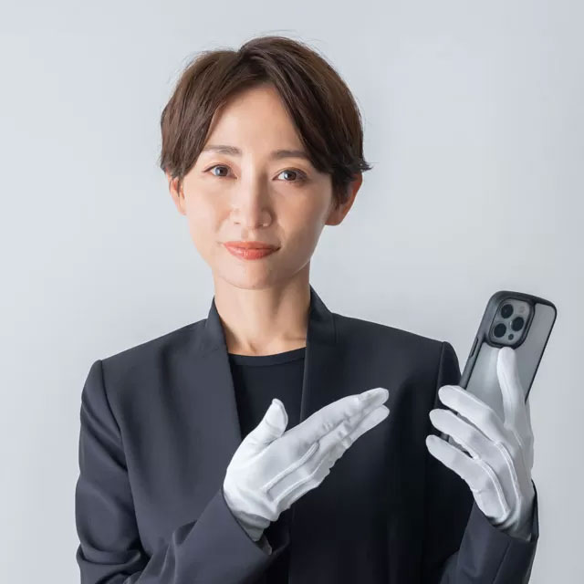 葬儀屋さんのゆいまーるが府中市で白手袋を着けスマホで搬送サポートを案内しているスタッフの肖像