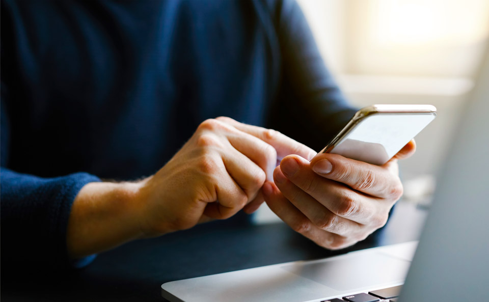 葬儀屋さんのゆいまーるが府中市でスマホから搬送依頼の電話をかける手元を写す