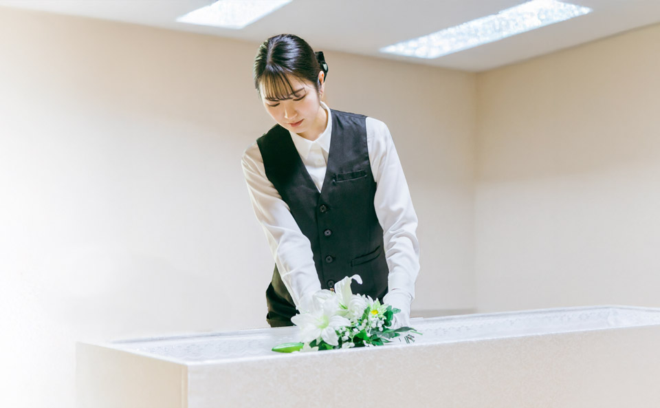 葬儀屋さんのゆいまーるが府中市で遺体を安置室へ搬送するスタッフ