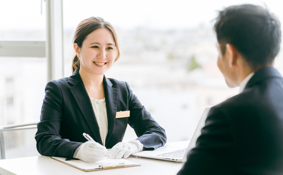 葬儀屋さんのゆいまーるが府中市で担当プランナーと相談する遺族の面談