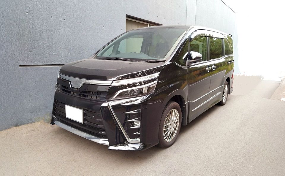 葬儀屋さんのゆいまーるが府中市で寝台車にて病院から搬送する黒いワゴン車