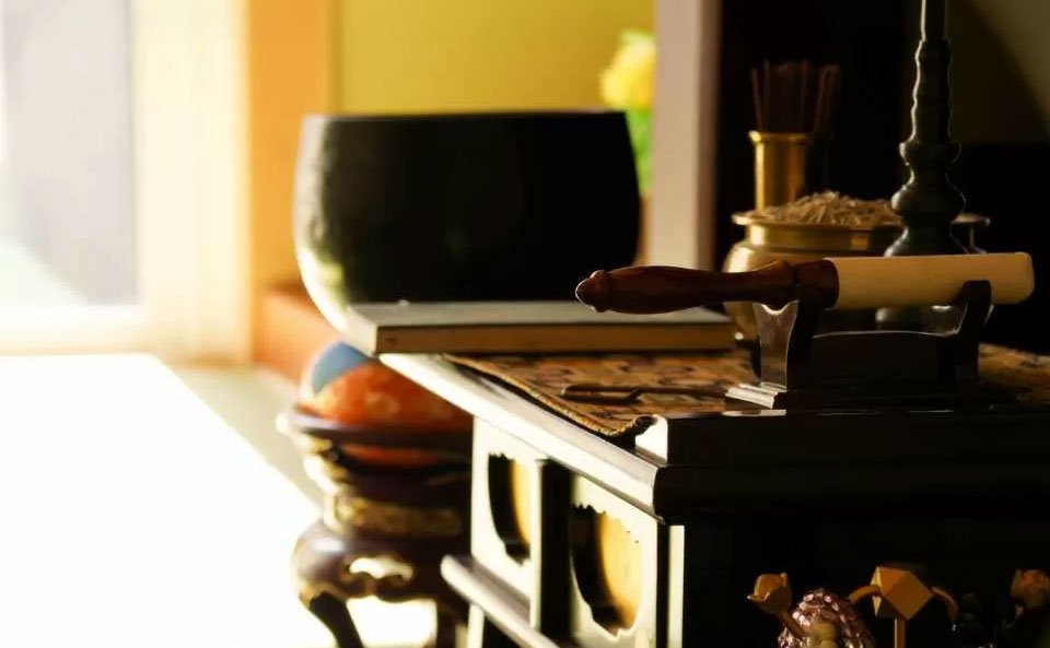 仏具が並ぶ祭壇の一部を府中市で葬儀屋さんのゆいまーるが準備している