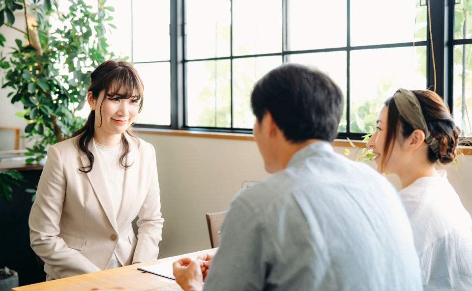 葬儀屋さんのゆいまーるが府中市で家族と葬儀打ち合わせを行っている
