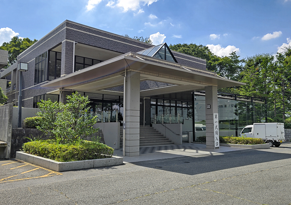 南多摩斎場の式場正面入口と駐車場を葬儀屋さんのゆいまーるが府中市向け案内用に撮影している