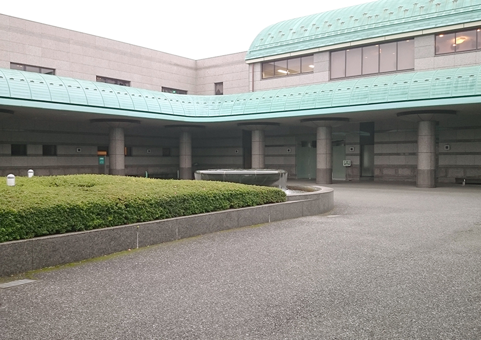 府中市の斎場前で葬儀屋さんのゆいまーるが家族葬向け案内をしている外観