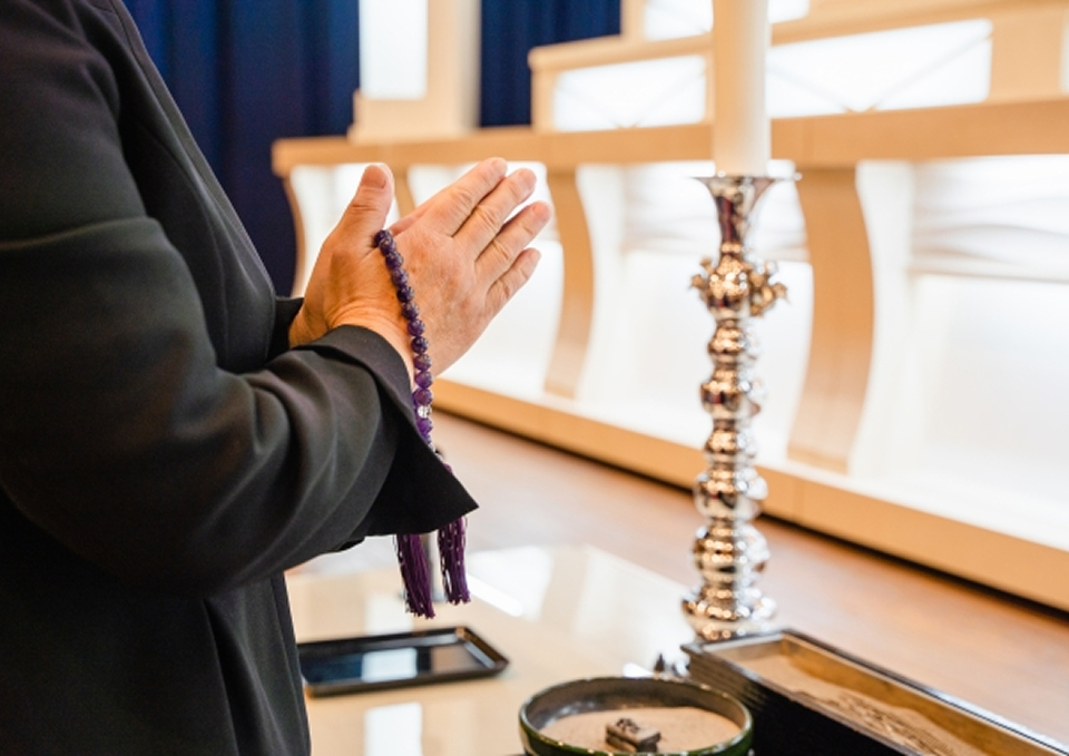 葬儀屋さんのゆいまーるで府中市の一日葬告別式中に焼香している参列者の手元