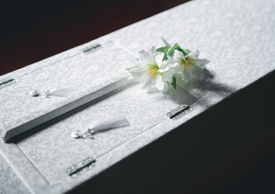 白い祭壇の上に白百合を置き府中市で葬儀を支える葬儀屋さんのゆいまーる