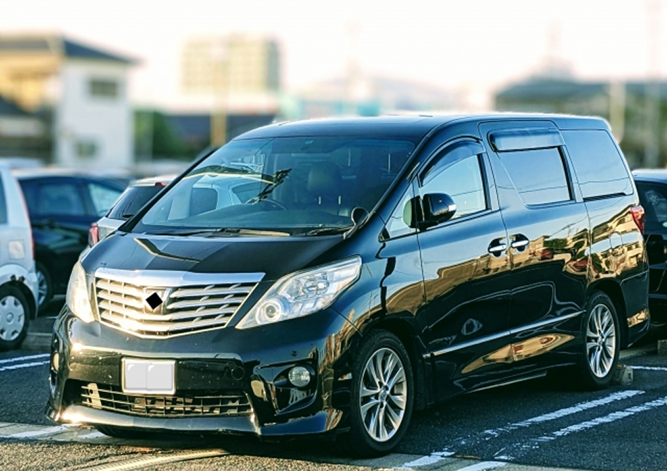 葬儀屋さんのゆいまーるが府中市で寝台車にて故人を搬送する黒い霊柩車