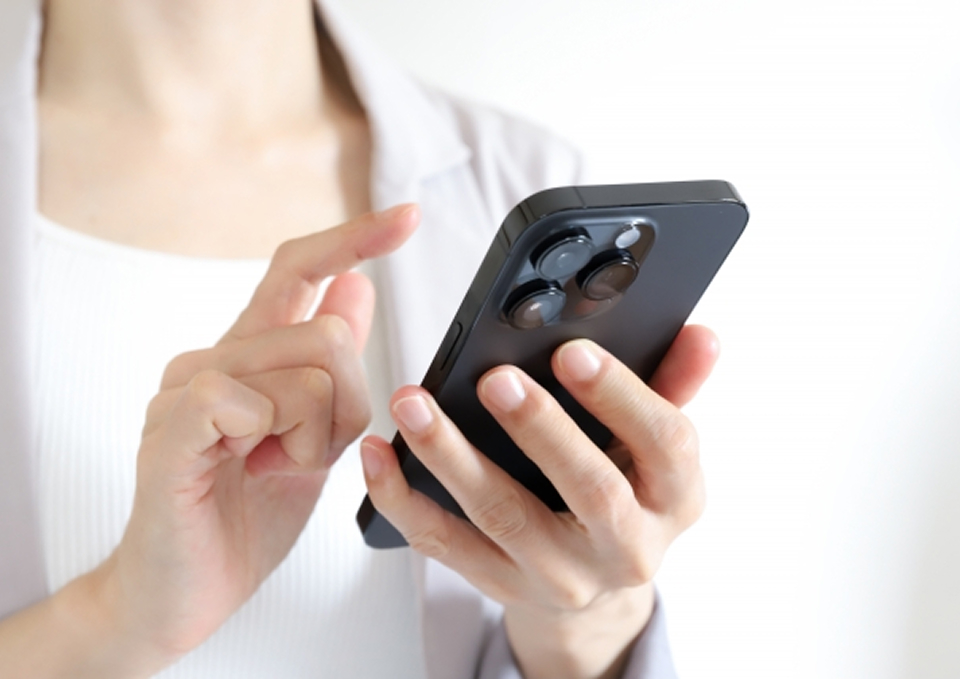 葬儀屋さんのゆいまーるが府中市でスマホ相談を受ける遺族の手元