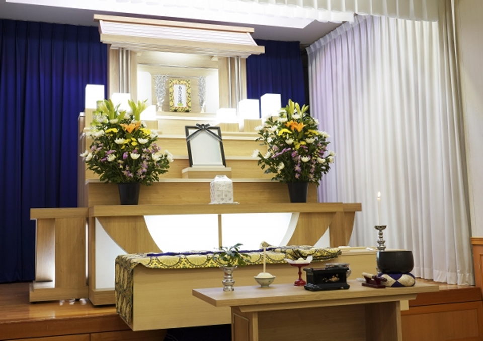 葬儀屋さんのゆいまーるが府中市で飾った家族葬の祭壇と花壇