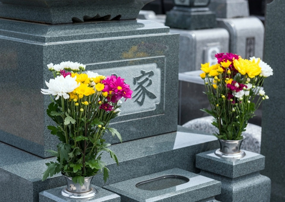 府中市の墓前に仏花を供える葬儀屋さんのゆいまーる向けの花立て風景