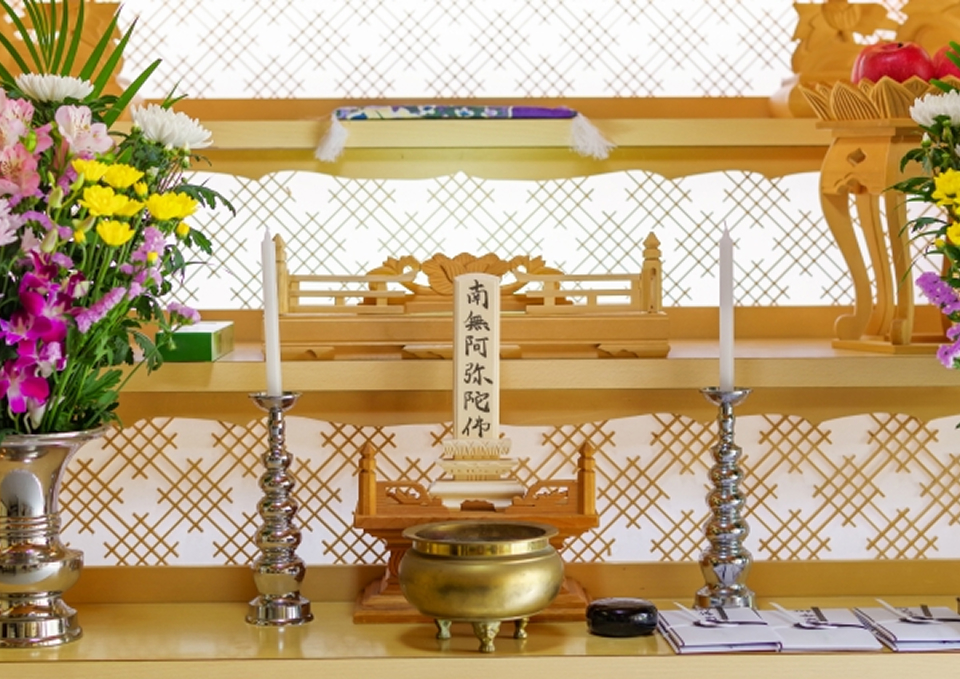 葬儀屋さんのゆいまーるが府中市で花祭壇と位牌を配した一日葬の祭壇風景