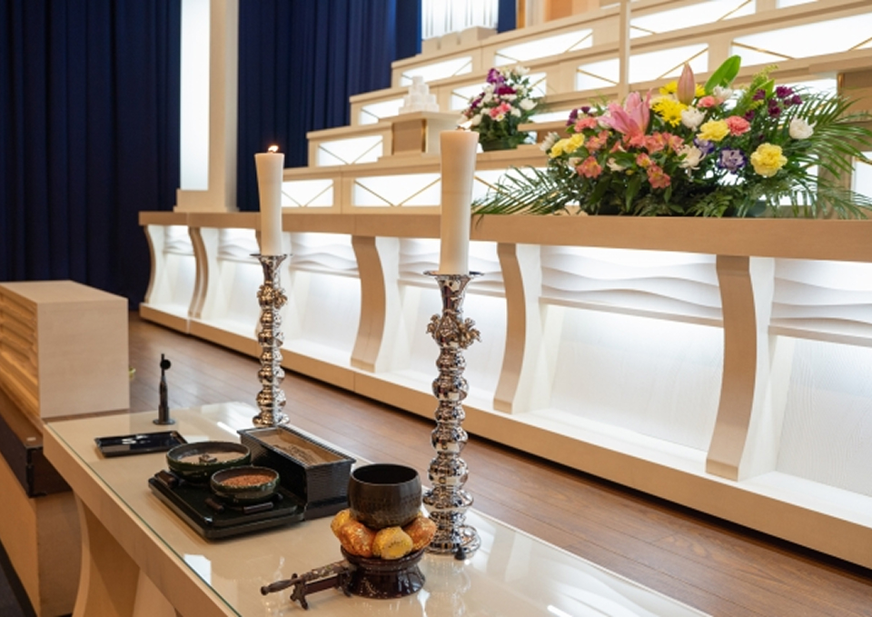 葬儀屋さんのゆいまーるが府中市で用意した白木祭壇と供物が並ぶ家族葬式場の祭壇風景