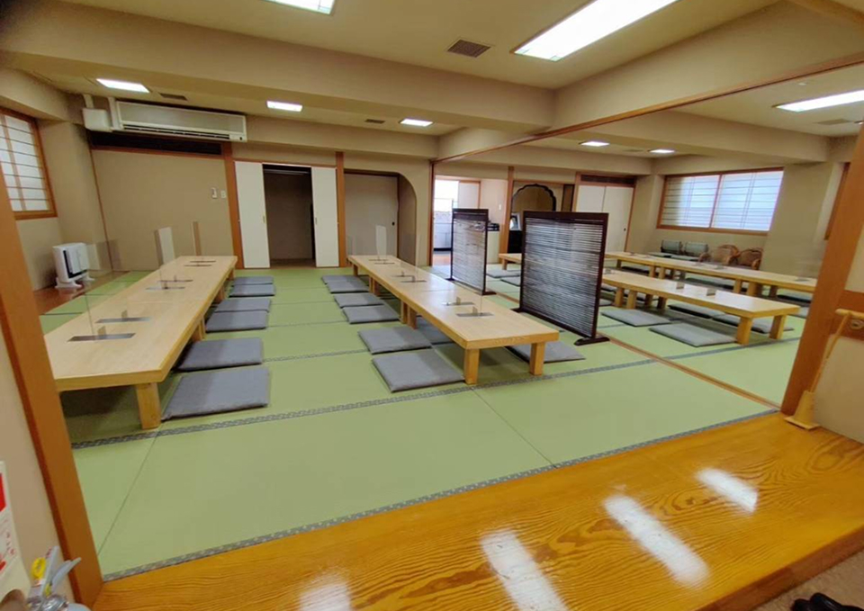 府中市の日華斎場の畳席に座布団とパーテーションが並ぶ式場風景、葬儀屋さんのゆいまーる