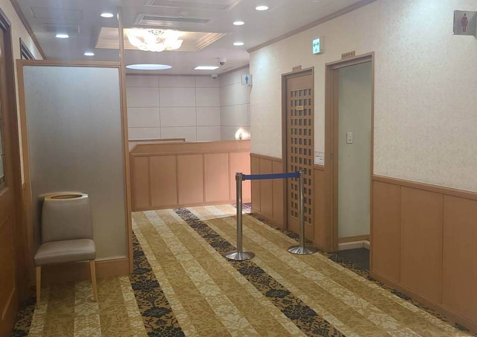 府中市の日華斎場の廊下と待合スペースを葬儀屋さんのゆいまーるが案内している