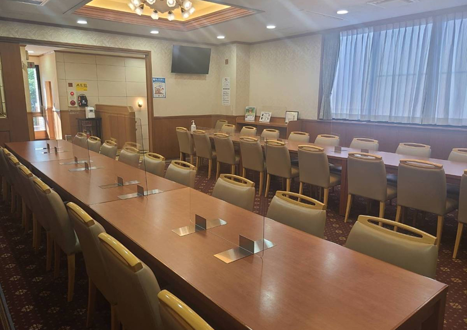 日華斎場の式場内を並ぶ椅子とパネルで示した府中市の葬儀式場(葬儀屋さんのゆいまーる)