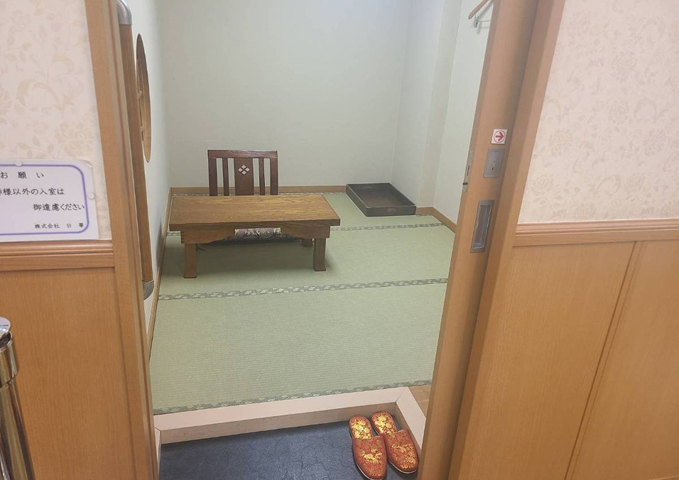 日華斎場の控室に畳と座卓が置かれ府中市の葬儀で葬儀屋さんのゆいまーるが案内する部屋