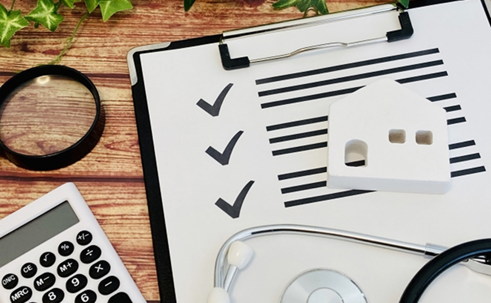 葬儀屋さんのゆいまーるが府中市で事前相談のチェックリストを説明している