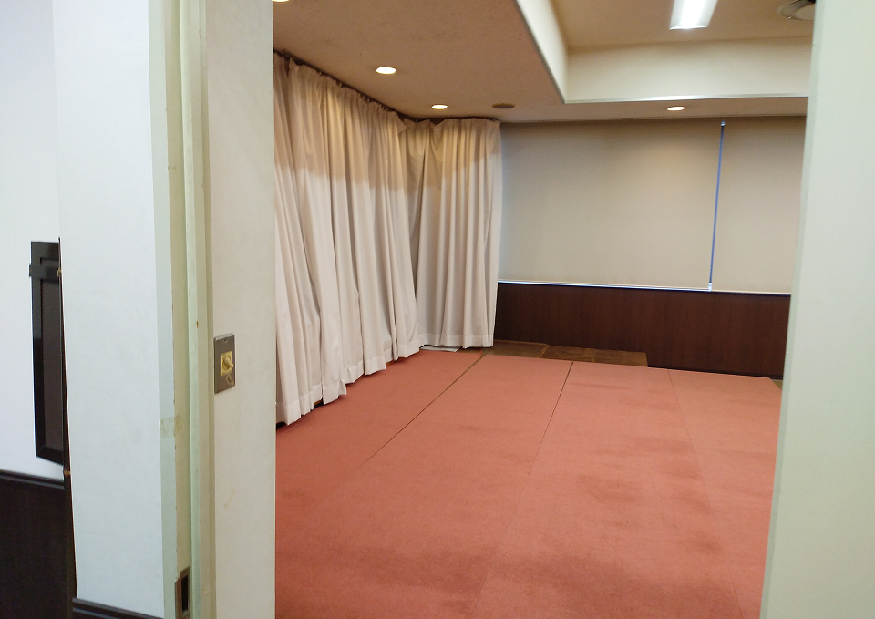 葬儀屋さんのゆいまーるが紹介する稲城市医王寺の控室(赤絨毯、カーテン、面会可)府中市からの案内