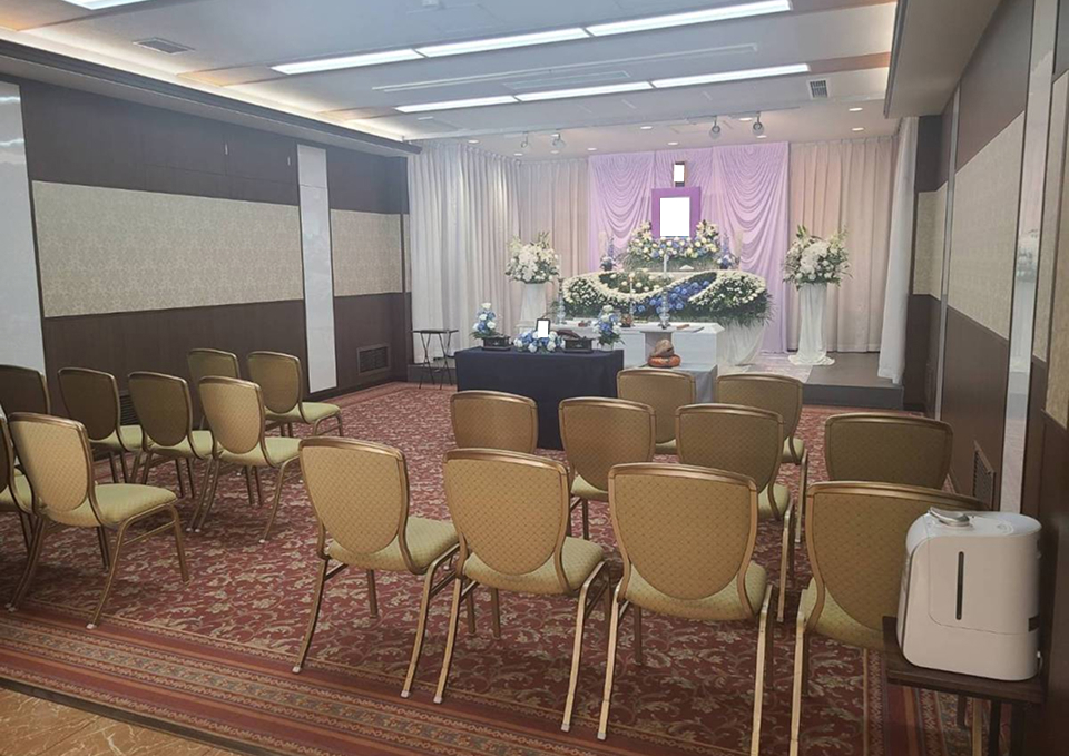 日華斎場の式場に並ぶ約30席の椅子と祭壇、府中市で葬儀を案内する葬儀屋さんのゆいまーる