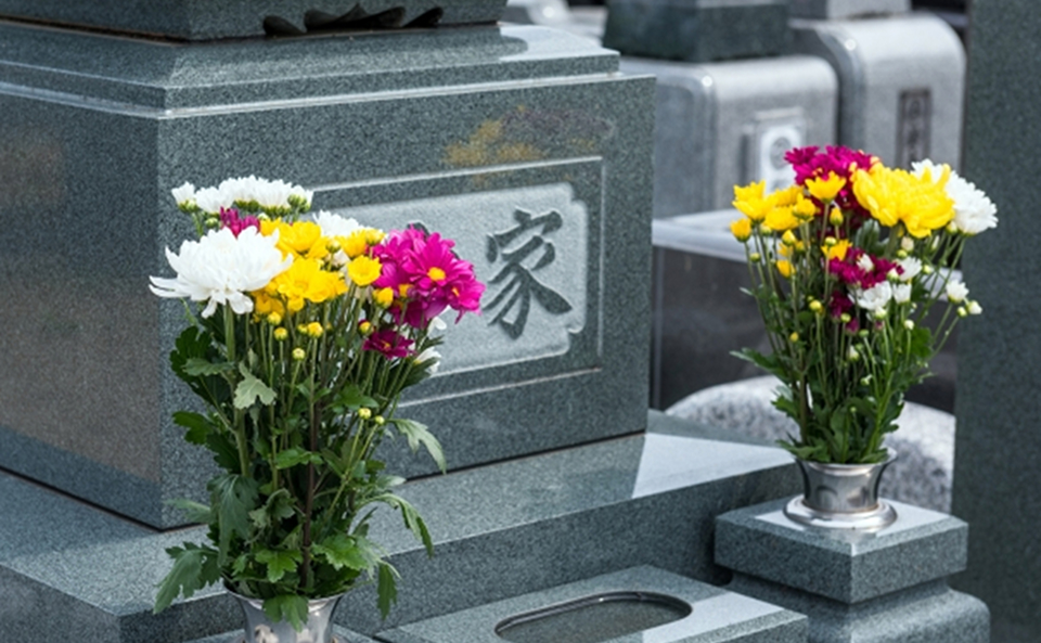 府中市の墓前に葬儀屋さんのゆいまーるが供えた色とりどりの供花