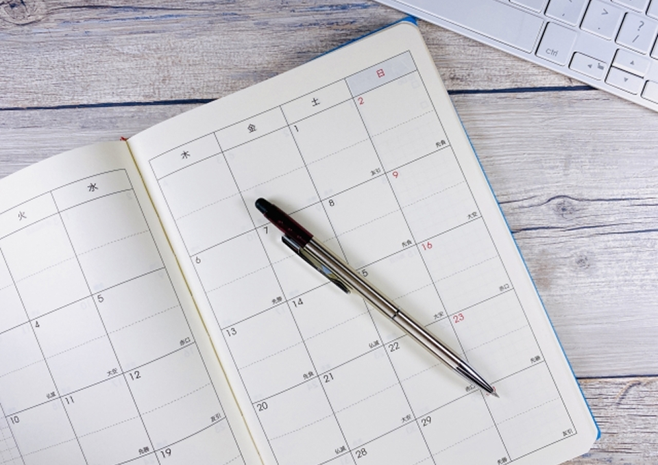 葬儀屋さんのゆいまーるが府中市で事前相談の予定を記入するための手帳とペン