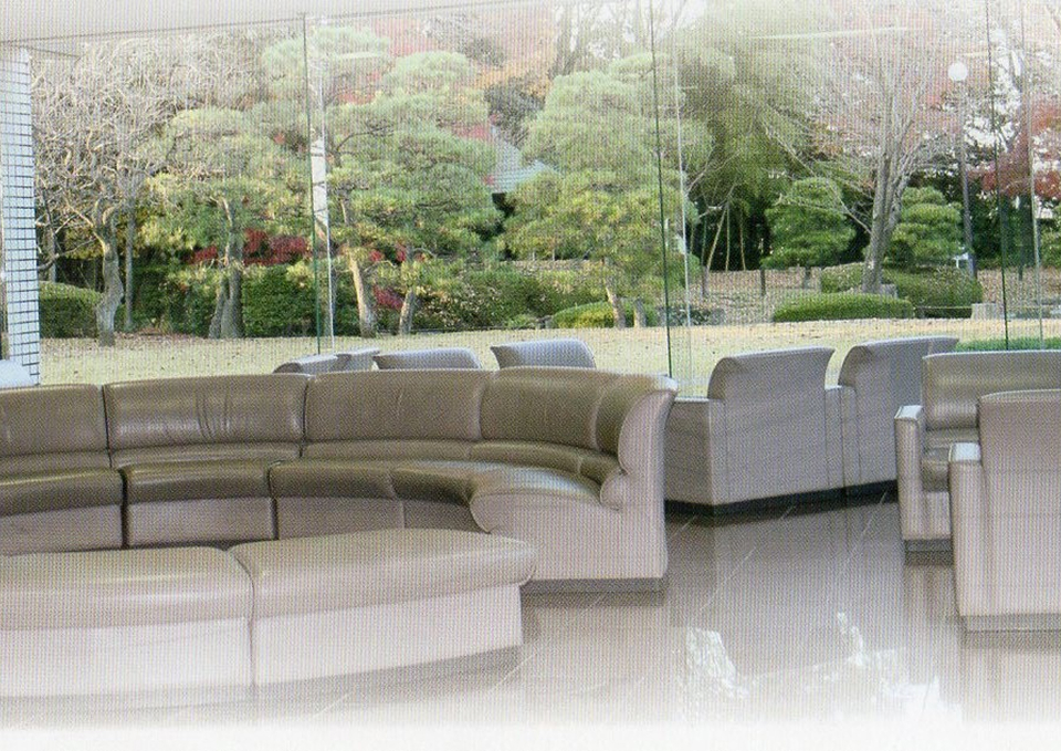 南多摩斎場の窓越しに庭園を望む丸型ソファーと控室、葬儀屋さんのゆいまーるが府中市利用者へ案内