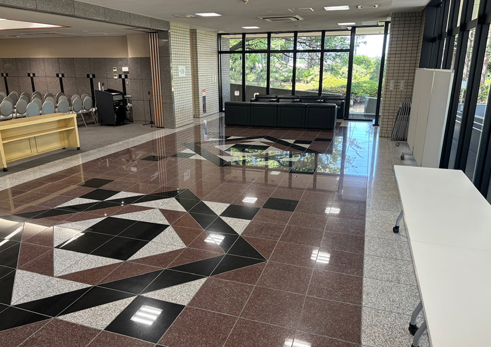 南多摩斎場の式場ロビーでソファが並ぶ待合スペースを葬儀屋さんのゆいまーるが案内（府中市向け）