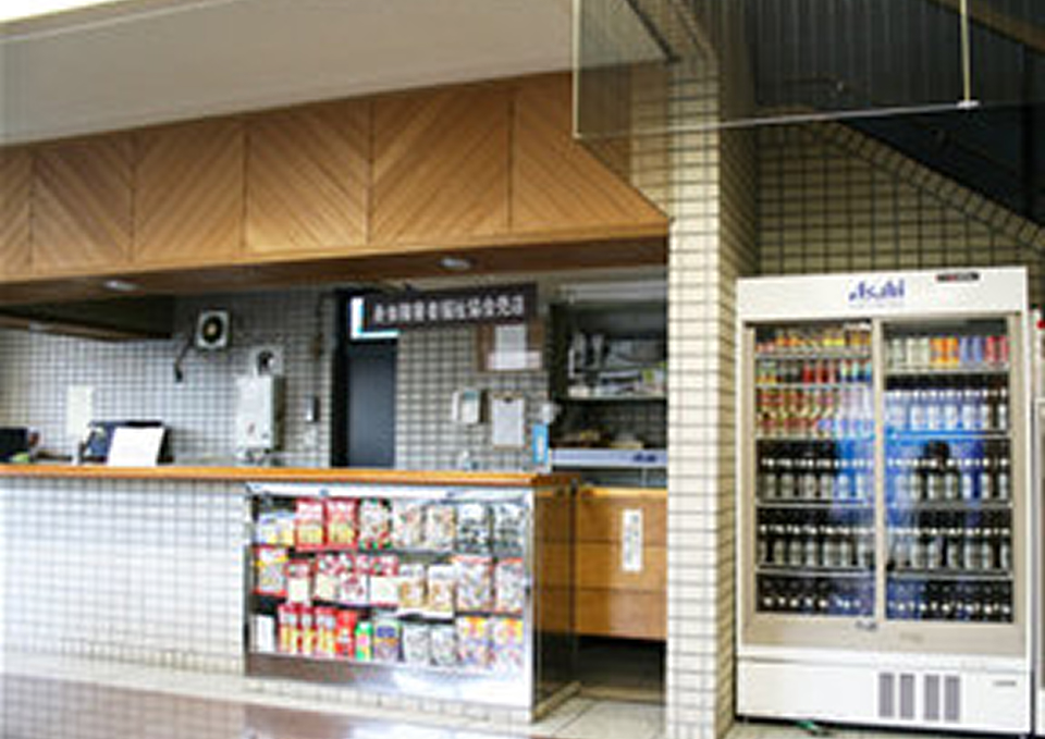 葬儀屋さんのゆいまーるが案内する南多摩斎場の受付カウンターと自動販売機（府中市利用案内）