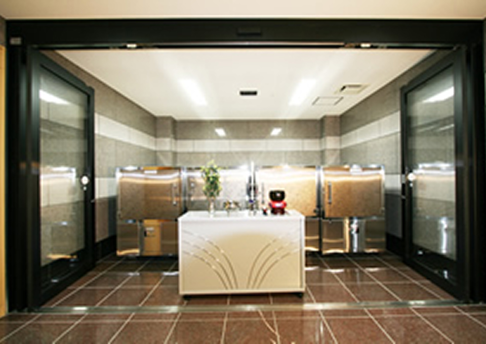 葬儀屋さんのゆいまーるが案内する南多摩斎場の火葬棟前のバリアフリー待合スペース（府中市近隣案内）