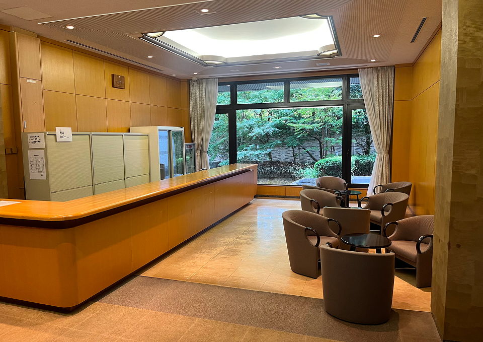 府中市の府中の森市民聖苑の待合室で窓越しに庭を望むソファ配置、葬儀屋さんのゆいまーるへ案内する雰囲気