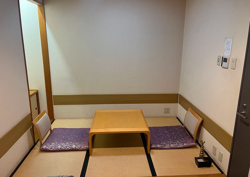 府中市の斎場控室で葬儀屋さんのゆいまーるが宿泊対応の座敷を案内している