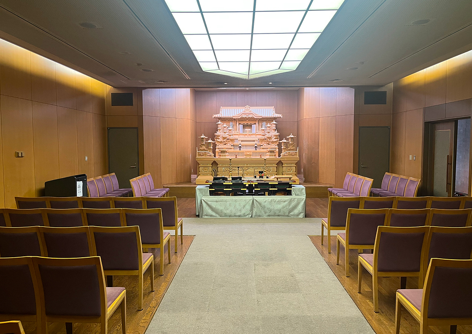 府中市の府中の森市民聖苑で第3式場の祭壇と席が整った式場風景、葬儀屋さんのゆいまーるへお問い合わせを想定した案内用画像