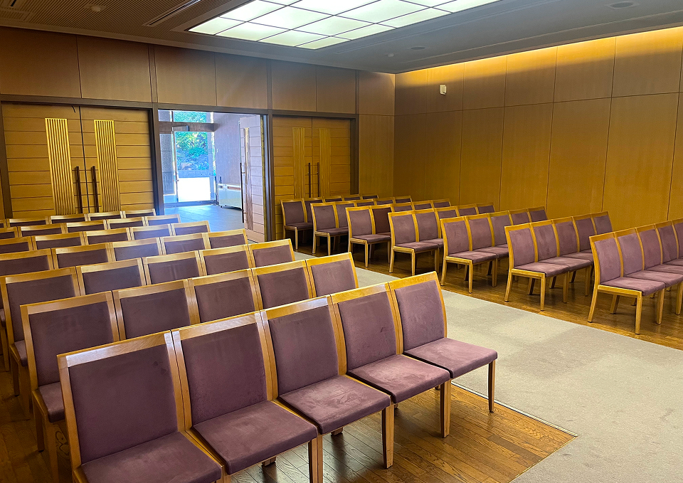 府中市の府中の森市民聖苑・第3式場の椅子席が並ぶ式場内の様子、葬儀屋さんのゆいまーる案内用